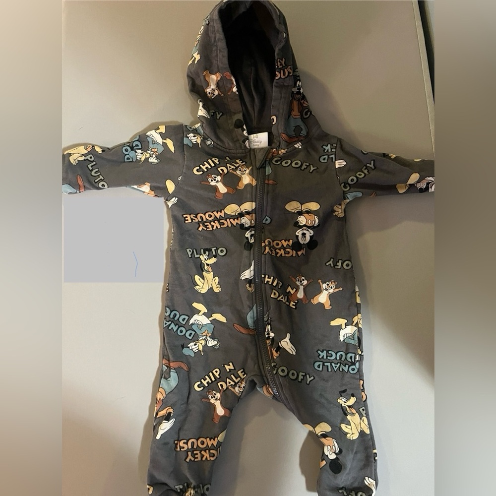 Excellent condition Disney Kids One Piece Gray with Goofy and Friends
